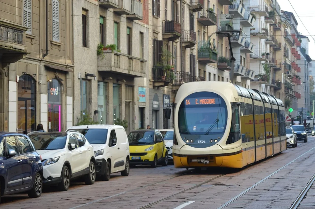 Un tramvai a deraiat pe Şoseaua Olteniţei, iar circulaţia de pe linia 10 a fost deviată