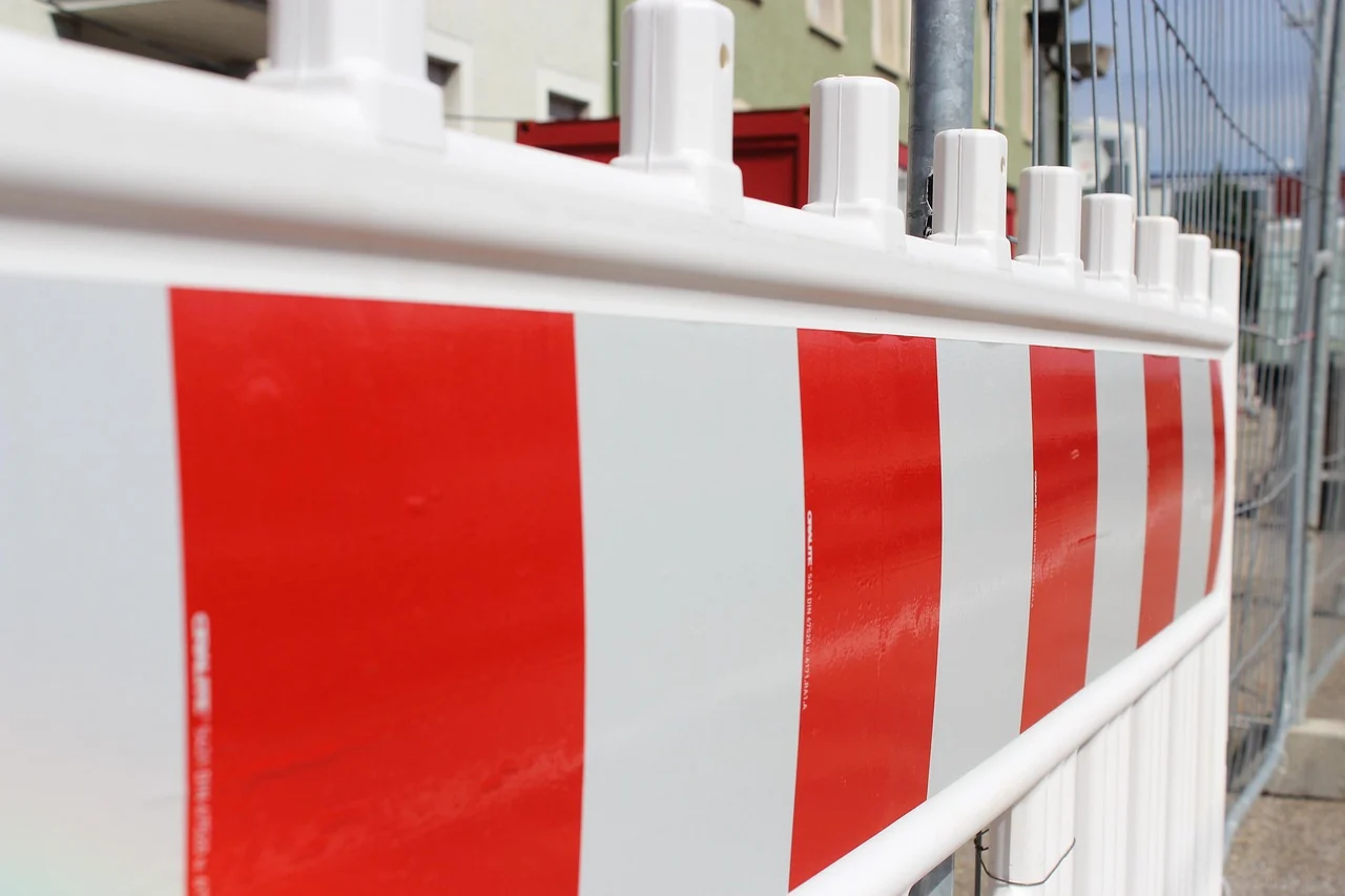 Circulația pe DN7, blocată în Valea Oltului după răsturnarea unui autocamion